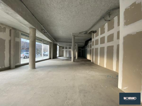 REZ-DE-CHAUSSÉE COMMERCIAL - 368 M²