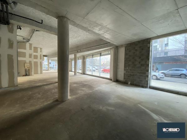 REZ-DE-CHAUSSÉE COMMERCIAL - 368 M²