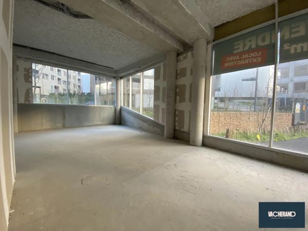REZ-DE-CHAUSSÉE COMMERCIAL - 368 M²