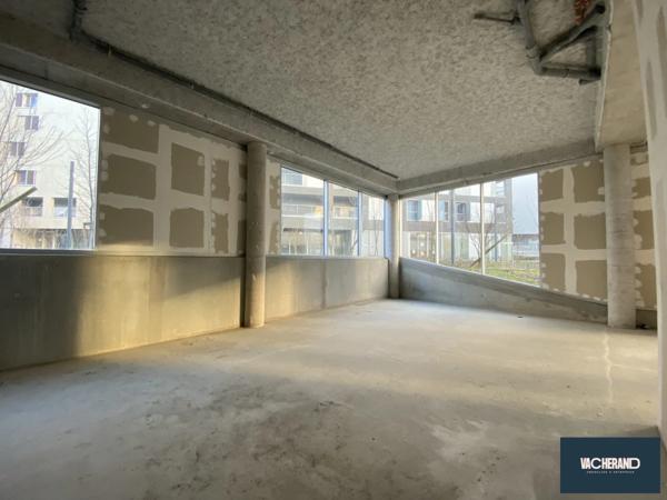 REZ-DE-CHAUSSÉE COMMERCIAL - 368 M²