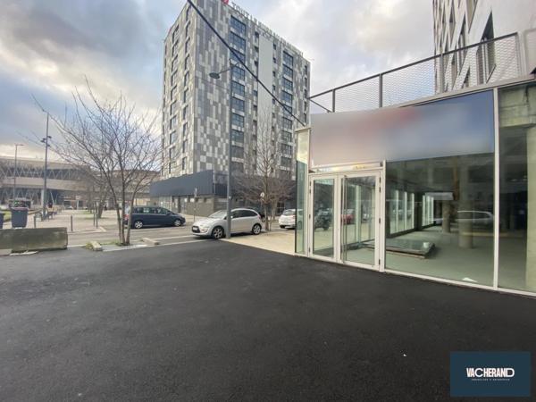 REZ-DE-CHAUSSÉE COMMERCIAL - 368 M²