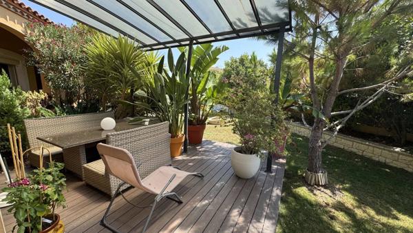 VILLA SUR PEYRIAC DE MER avec piscine et jardin arboré