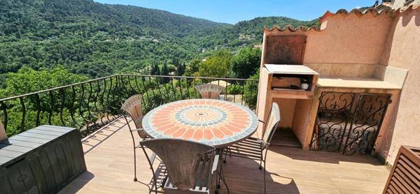 Cocon douillet avec terrasse et vue dégagée