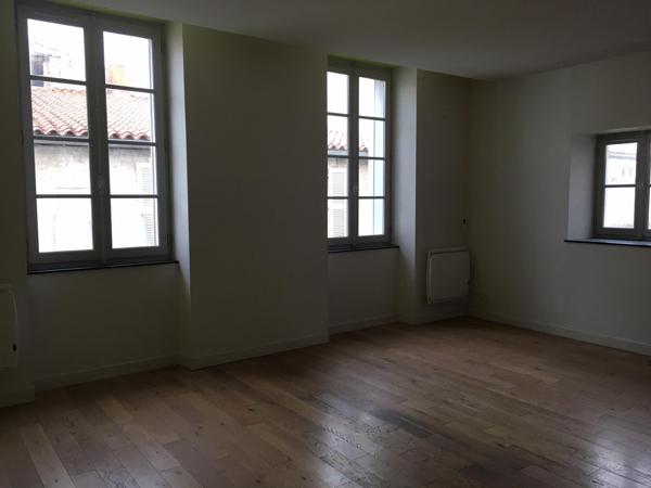 Transaction immobilière › Charmant T2 bis avec verrière et terrasse privative - Coeur de La Rochelle