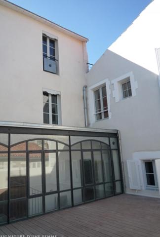Transaction immobilière › Charmant T2 bis avec verrière et terrasse privative - Coeur de La Rochelle