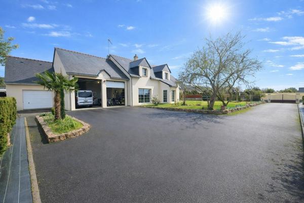 Grande maison avec 3 garages et 4 tres grandes chambres