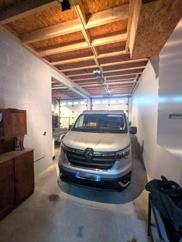 Grande maison avec 3 garages et 4 tres grandes chambres