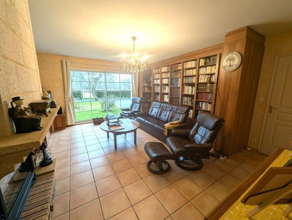 Grande maison avec 3 garages et 4 tres grandes chambres