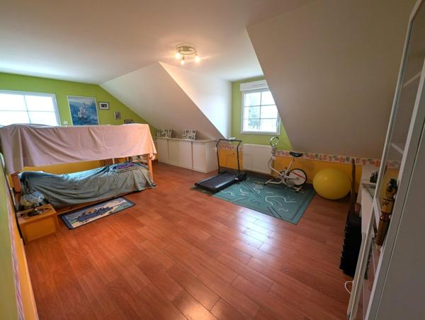Grande maison avec 3 garages et 4 tres grandes chambres