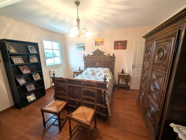 Grande maison avec 3 garages et 4 tres grandes chambres