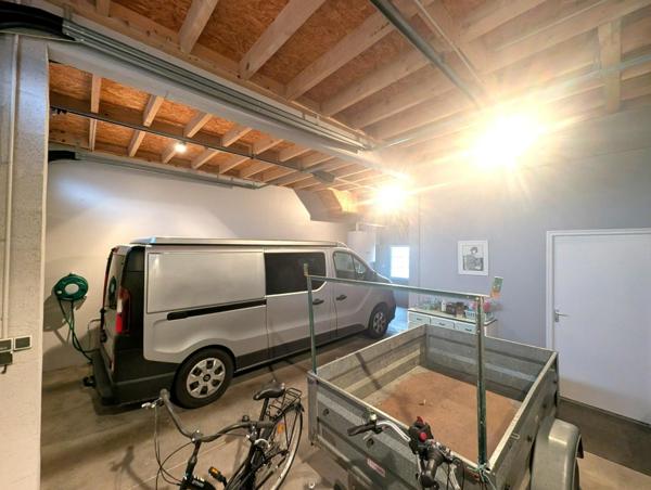 Grande maison avec 3 garages et 4 tres grandes chambres