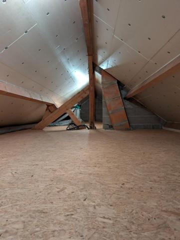 Grande maison avec 3 garages et 4 tres grandes chambres