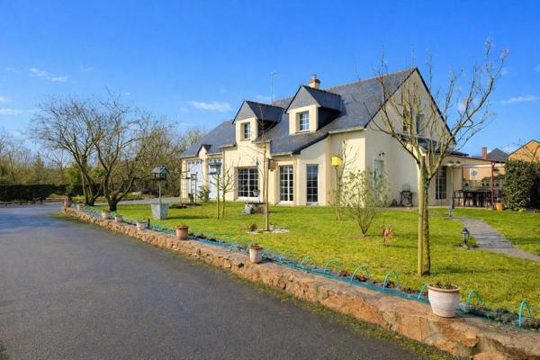 Grande maison avec 3 garages et 4 tres grandes chambres