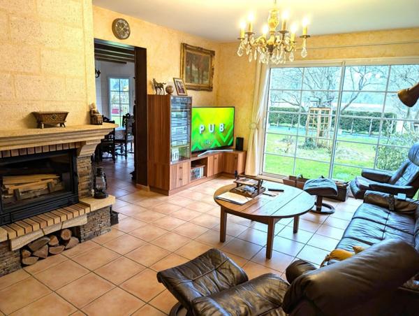 Grande maison avec 3 garages et 4 tres grandes chambres