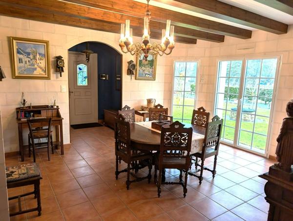 Grande maison avec 3 garages et 4 tres grandes chambres