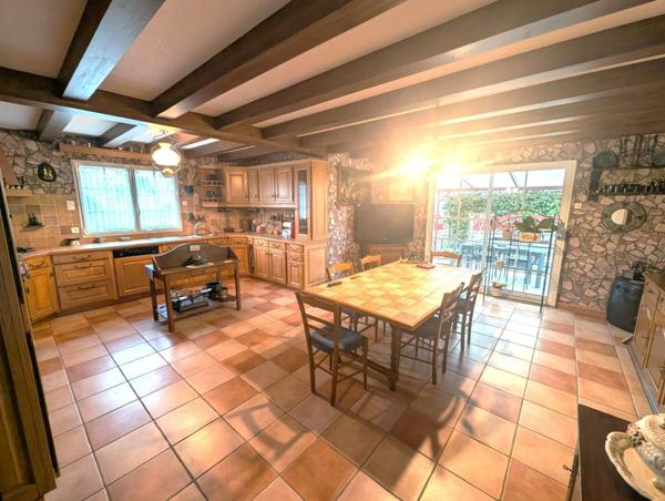 Grande maison avec 3 garages et 4 tres grandes chambres