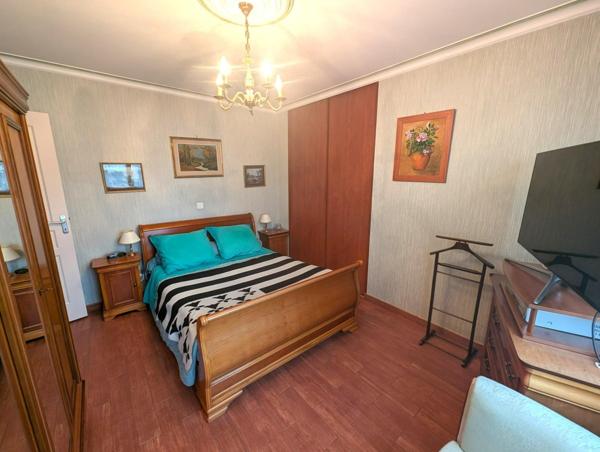 Grande maison avec 3 garages et 4 tres grandes chambres