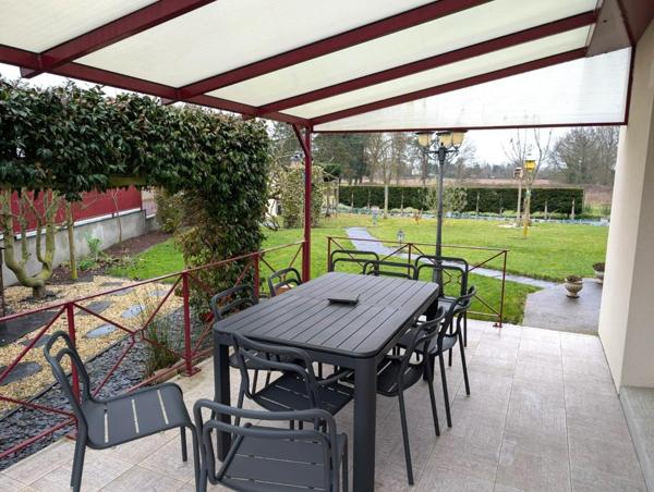 Grande maison avec 3 garages et 4 tres grandes chambres