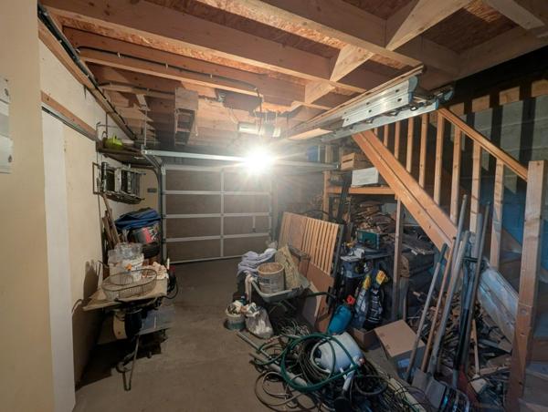 Grande maison avec 3 garages et 4 tres grandes chambres