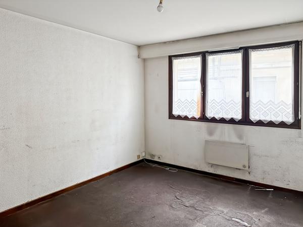 Studio quartier Saint Genès à rafraichir