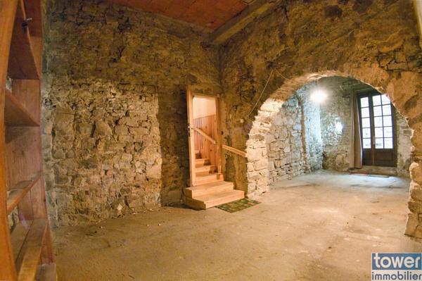 Maison de village
                                                                                                                                                                                                                                                                                                                        7 pièce(s)                                                                                                                                                                                                          5 chambre(s)                                                                                                                                                                                                          119  m²