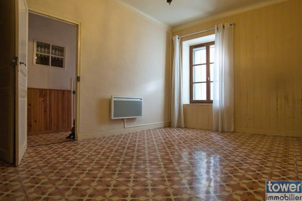 Maison de village
                                                                                                                                                                                                                                                                                                                        7 pièce(s)                                                                                                                                                                                                          5 chambre(s)                                                                                                                                                                                                          119  m²