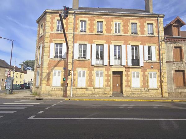 Immeuble en monopropriété idéalement situé à proximité du centre-ville de Moulins.