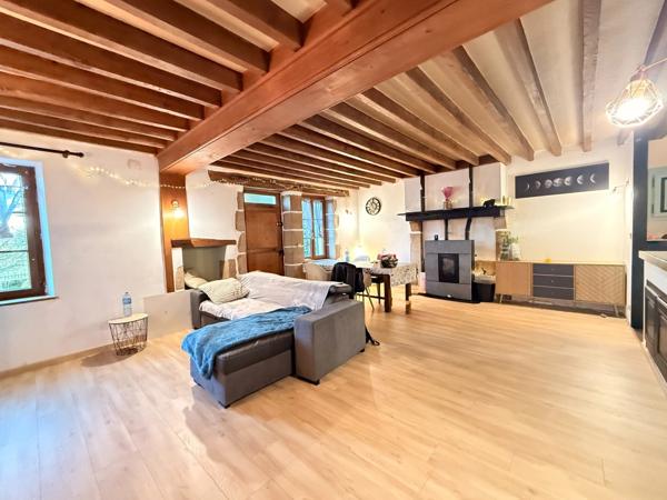 EN EXCLUSIVITE ! Maison en pierres de 141m², 3 chambres, garage double sur terrain de 1633m² 139 900 €