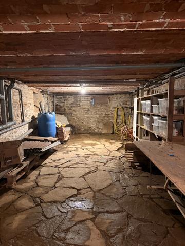 EN EXCLUSIVITE ! Maison en pierres de 141m², 3 chambres, garage double sur terrain de 1633m² 139 900 €