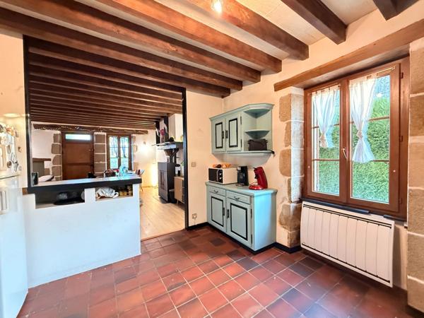 EN EXCLUSIVITE ! Maison en pierres de 141m², 3 chambres, garage double sur terrain de 1633m² 139 900 €