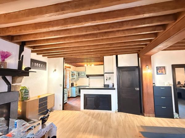 EN EXCLUSIVITE ! Maison en pierres de 141m², 3 chambres, garage double sur terrain de 1633m² 139 900 €