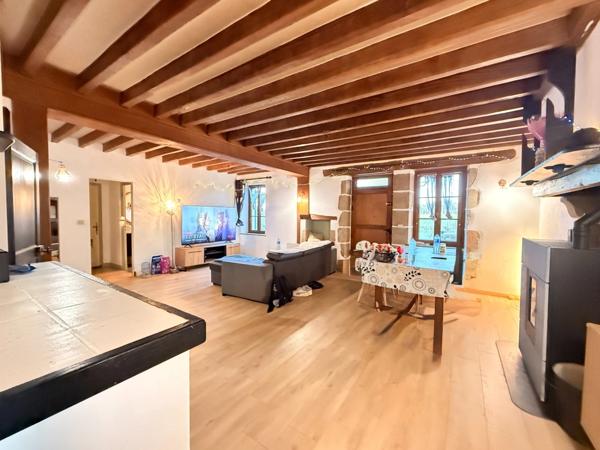 EN EXCLUSIVITE ! Maison en pierres de 141m², 3 chambres, garage double sur terrain de 1633m² 139 900 €