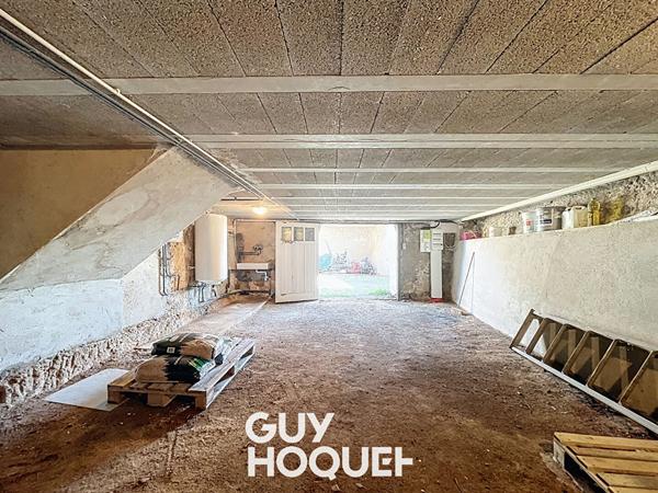 Maison ancienne avec 4 chambres , garage et terrain à Fleurie (69820)