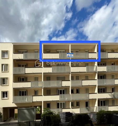 En exclusivité : Idéalement situé à proximité immédiate du centre-ville de Saint-Dizier, au sein de la résidence Jean Jaurès, cet appartement de 55 m² vous séduira par sa luminosité grâce à sa belle exposition Sud. Il se compose de deux pièces dont une chambre, une salle de bains, et bénéficie d'un balcon idéal pour profiter des beaux jours.
Situé au 4ème et dernier étage, l'appartement est desservi par un ascenseur, un vrai confort au quotidien. Il dispose également d'une cave et d'un système de digicode/interphone pour votre tranquillité. Le double vitrage participe au confort acoustique et thermique du logement, chauffé au gaz collectif.
L'emplacement est un véritable atout: vous serez à deux pas des transports en bus, de la gare SNCF, des commerces de proximité, ainsi que des écoles primaires, collège et lycée. Un parc et des espaces verts se trouvent également à proximité, tout comme un hôpital et plusieurs cabinets médicaux. Le quartier, calme et résidentiel, offre un cadre de vie agréable au quotidien.
Ce bien, actuellement en état moyen, nécessite quelques travaux de rafraîchissement et représente ainsi une belle opportunité pour les acquéreurs souhaitant personnaliser leur intérieur selon leurs goûts, avec un potentiel de valorisation intéressant.
Un appartement au positionnement idéal, entre commodités et calme résidentiel, à découvrir sans tarder. N'hésitez pas à nous contacter pour organiser une visite.
