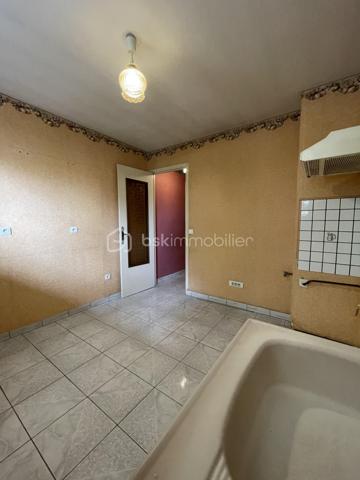 En exclusivité : Idéalement situé à proximité immédiate du centre-ville de Saint-Dizier, au sein de la résidence Jean Jaurès, cet appartement de 55 m² vous séduira par sa luminosité grâce à sa belle exposition Sud. Il se compose de deux pièces dont une chambre, une salle de bains, et bénéficie d'un balcon idéal pour profiter des beaux jours.
Situé au 4ème et dernier étage, l'appartement est desservi par un ascenseur, un vrai confort au quotidien. Il dispose également d'une cave et d'un système de digicode/interphone pour votre tranquillité. Le double vitrage participe au confort acoustique et thermique du logement, chauffé au gaz collectif.
L'emplacement est un véritable atout: vous serez à deux pas des transports en bus, de la gare SNCF, des commerces de proximité, ainsi que des écoles primaires, collège et lycée. Un parc et des espaces verts se trouvent également à proximité, tout comme un hôpital et plusieurs cabinets médicaux. Le quartier, calme et résidentiel, offre un cadre de vie agréable au quotidien.
Ce bien, actuellement en état moyen, nécessite quelques travaux de rafraîchissement et représente ainsi une belle opportunité pour les acquéreurs souhaitant personnaliser leur intérieur selon leurs goûts, avec un potentiel de valorisation intéressant.
Un appartement au positionnement idéal, entre commodités et calme résidentiel, à découvrir sans tarder. N'hésitez pas à nous contacter pour organiser une visite.