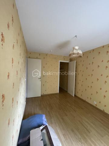 En exclusivité : Idéalement situé à proximité immédiate du centre-ville de Saint-Dizier, au sein de la résidence Jean Jaurès, cet appartement de 55 m² vous séduira par sa luminosité grâce à sa belle exposition Sud. Il se compose de deux pièces dont une chambre, une salle de bains, et bénéficie d'un balcon idéal pour profiter des beaux jours.
Situé au 4ème et dernier étage, l'appartement est desservi par un ascenseur, un vrai confort au quotidien. Il dispose également d'une cave et d'un système de digicode/interphone pour votre tranquillité. Le double vitrage participe au confort acoustique et thermique du logement, chauffé au gaz collectif.
L'emplacement est un véritable atout: vous serez à deux pas des transports en bus, de la gare SNCF, des commerces de proximité, ainsi que des écoles primaires, collège et lycée. Un parc et des espaces verts se trouvent également à proximité, tout comme un hôpital et plusieurs cabinets médicaux. Le quartier, calme et résidentiel, offre un cadre de vie agréable au quotidien.
Ce bien, actuellement en état moyen, nécessite quelques travaux de rafraîchissement et représente ainsi une belle opportunité pour les acquéreurs souhaitant personnaliser leur intérieur selon leurs goûts, avec un potentiel de valorisation intéressant.
Un appartement au positionnement idéal, entre commodités et calme résidentiel, à découvrir sans tarder. N'hésitez pas à nous contacter pour organiser une visite.