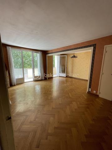 En exclusivité : Idéalement situé à proximité immédiate du centre-ville de Saint-Dizier, au sein de la résidence Jean Jaurès, cet appartement de 55 m² vous séduira par sa luminosité grâce à sa belle exposition Sud. Il se compose de deux pièces dont une chambre, une salle de bains, et bénéficie d'un balcon idéal pour profiter des beaux jours.
Situé au 4ème et dernier étage, l'appartement est desservi par un ascenseur, un vrai confort au quotidien. Il dispose également d'une cave et d'un système de digicode/interphone pour votre tranquillité. Le double vitrage participe au confort acoustique et thermique du logement, chauffé au gaz collectif.
L'emplacement est un véritable atout: vous serez à deux pas des transports en bus, de la gare SNCF, des commerces de proximité, ainsi que des écoles primaires, collège et lycée. Un parc et des espaces verts se trouvent également à proximité, tout comme un hôpital et plusieurs cabinets médicaux. Le quartier, calme et résidentiel, offre un cadre de vie agréable au quotidien.
Ce bien, actuellement en état moyen, nécessite quelques travaux de rafraîchissement et représente ainsi une belle opportunité pour les acquéreurs souhaitant personnaliser leur intérieur selon leurs goûts, avec un potentiel de valorisation intéressant.
Un appartement au positionnement idéal, entre commodités et calme résidentiel, à découvrir sans tarder. N'hésitez pas à nous contacter pour organiser une visite.