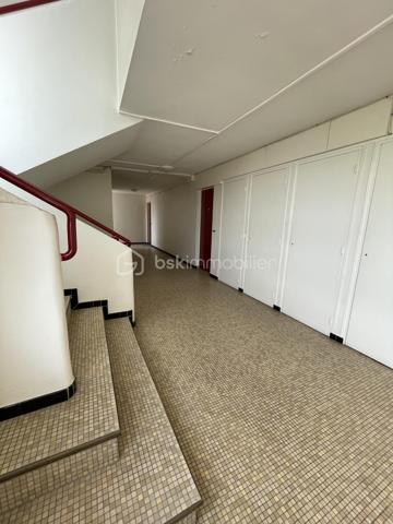 En exclusivité : Idéalement situé à proximité immédiate du centre-ville de Saint-Dizier, au sein de la résidence Jean Jaurès, cet appartement de 55 m² vous séduira par sa luminosité grâce à sa belle exposition Sud. Il se compose de deux pièces dont une chambre, une salle de bains, et bénéficie d'un balcon idéal pour profiter des beaux jours.
Situé au 4ème et dernier étage, l'appartement est desservi par un ascenseur, un vrai confort au quotidien. Il dispose également d'une cave et d'un système de digicode/interphone pour votre tranquillité. Le double vitrage participe au confort acoustique et thermique du logement, chauffé au gaz collectif.
L'emplacement est un véritable atout: vous serez à deux pas des transports en bus, de la gare SNCF, des commerces de proximité, ainsi que des écoles primaires, collège et lycée. Un parc et des espaces verts se trouvent également à proximité, tout comme un hôpital et plusieurs cabinets médicaux. Le quartier, calme et résidentiel, offre un cadre de vie agréable au quotidien.
Ce bien, actuellement en état moyen, nécessite quelques travaux de rafraîchissement et représente ainsi une belle opportunité pour les acquéreurs souhaitant personnaliser leur intérieur selon leurs goûts, avec un potentiel de valorisation intéressant.
Un appartement au positionnement idéal, entre commodités et calme résidentiel, à découvrir sans tarder. N'hésitez pas à nous contacter pour organiser une visite.
