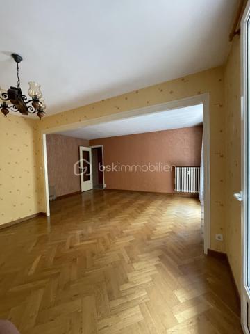 En exclusivité : Idéalement situé à proximité immédiate du centre-ville de Saint-Dizier, au sein de la résidence Jean Jaurès, cet appartement de 55 m² vous séduira par sa luminosité grâce à sa belle exposition Sud. Il se compose de deux pièces dont une chambre, une salle de bains, et bénéficie d'un balcon idéal pour profiter des beaux jours.
Situé au 4ème et dernier étage, l'appartement est desservi par un ascenseur, un vrai confort au quotidien. Il dispose également d'une cave et d'un système de digicode/interphone pour votre tranquillité. Le double vitrage participe au confort acoustique et thermique du logement, chauffé au gaz collectif.
L'emplacement est un véritable atout: vous serez à deux pas des transports en bus, de la gare SNCF, des commerces de proximité, ainsi que des écoles primaires, collège et lycée. Un parc et des espaces verts se trouvent également à proximité, tout comme un hôpital et plusieurs cabinets médicaux. Le quartier, calme et résidentiel, offre un cadre de vie agréable au quotidien.
Ce bien, actuellement en état moyen, nécessite quelques travaux de rafraîchissement et représente ainsi une belle opportunité pour les acquéreurs souhaitant personnaliser leur intérieur selon leurs goûts, avec un potentiel de valorisation intéressant.
Un appartement au positionnement idéal, entre commodités et calme résidentiel, à découvrir sans tarder. N'hésitez pas à nous contacter pour organiser une visite.