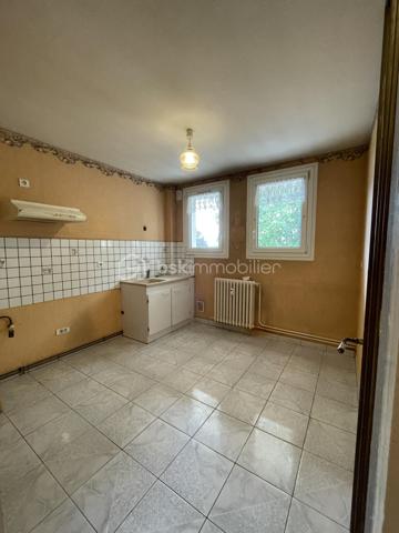 En exclusivité : Idéalement situé à proximité immédiate du centre-ville de Saint-Dizier, au sein de la résidence Jean Jaurès, cet appartement de 55 m² vous séduira par sa luminosité grâce à sa belle exposition Sud. Il se compose de deux pièces dont une chambre, une salle de bains, et bénéficie d'un balcon idéal pour profiter des beaux jours.
Situé au 4ème et dernier étage, l'appartement est desservi par un ascenseur, un vrai confort au quotidien. Il dispose également d'une cave et d'un système de digicode/interphone pour votre tranquillité. Le double vitrage participe au confort acoustique et thermique du logement, chauffé au gaz collectif.
L'emplacement est un véritable atout: vous serez à deux pas des transports en bus, de la gare SNCF, des commerces de proximité, ainsi que des écoles primaires, collège et lycée. Un parc et des espaces verts se trouvent également à proximité, tout comme un hôpital et plusieurs cabinets médicaux. Le quartier, calme et résidentiel, offre un cadre de vie agréable au quotidien.
Ce bien, actuellement en état moyen, nécessite quelques travaux de rafraîchissement et représente ainsi une belle opportunité pour les acquéreurs souhaitant personnaliser leur intérieur selon leurs goûts, avec un potentiel de valorisation intéressant.
Un appartement au positionnement idéal, entre commodités et calme résidentiel, à découvrir sans tarder. N'hésitez pas à nous contacter pour organiser une visite.