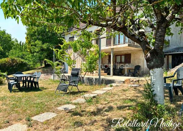 ** Maison familiale de 186 m2 sur trois niveaux à Saint-Martin-du-Tertre. **

* Sous-sol aménagé en studio :
- Un beau salon ouvert sur une grande cuisine équipée.
- Une salle d’eau avec douche à l’italienne et wc.

* Premier étage : 
- Un salon spacieux, ouvert sur un balcon-terrasse, avec une cheminée .
- Deux  belles chambres. 
- Une salle de bain et wc séparé.

* Dernier étage : 
- Deux grandes chambres supplémentaires.
- Possibilité de remettre un wc.

* Grand garage, cave attenante et abris servant de petite cuisine d'été.

* Chauffage gaz, split chauffage/climatisation dans le salon au premier étage.

** Emplacement idéal, proche des commerces, écoles et gare **