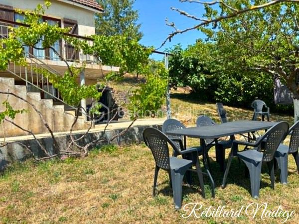 ** Maison familiale de 186 m2 sur trois niveaux à Saint-Martin-du-Tertre. **

* Sous-sol aménagé en studio :
- Un beau salon ouvert sur une grande cuisine équipée.
- Une salle d’eau avec douche à l’italienne et wc.

* Premier étage : 
- Un salon spacieux, ouvert sur un balcon-terrasse, avec une cheminée .
- Deux  belles chambres. 
- Une salle de bain et wc séparé.

* Dernier étage : 
- Deux grandes chambres supplémentaires.
- Possibilité de remettre un wc.

* Grand garage, cave attenante et abris servant de petite cuisine d'été.

* Chauffage gaz, split chauffage/climatisation dans le salon au premier étage.

** Emplacement idéal, proche des commerces, écoles et gare **
