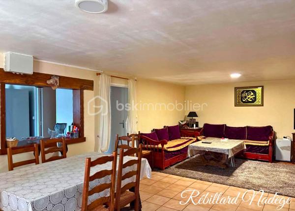 ** Maison familiale de 186 m2 sur trois niveaux à Saint-Martin-du-Tertre. **

* Sous-sol aménagé en studio :
- Un beau salon ouvert sur une grande cuisine équipée.
- Une salle d’eau avec douche à l’italienne et wc.

* Premier étage : 
- Un salon spacieux, ouvert sur un balcon-terrasse, avec une cheminée .
- Deux  belles chambres. 
- Une salle de bain et wc séparé.

* Dernier étage : 
- Deux grandes chambres supplémentaires.
- Possibilité de remettre un wc.

* Grand garage, cave attenante et abris servant de petite cuisine d'été.

* Chauffage gaz, split chauffage/climatisation dans le salon au premier étage.

** Emplacement idéal, proche des commerces, écoles et gare **