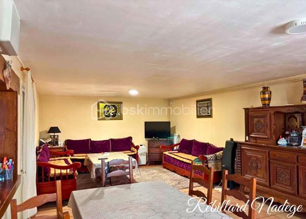 ** Maison familiale de 186 m2 sur trois niveaux à Saint-Martin-du-Tertre. **

* Sous-sol aménagé en studio :
- Un beau salon ouvert sur une grande cuisine équipée.
- Une salle d’eau avec douche à l’italienne et wc.

* Premier étage : 
- Un salon spacieux, ouvert sur un balcon-terrasse, avec une cheminée .
- Deux  belles chambres. 
- Une salle de bain et wc séparé.

* Dernier étage : 
- Deux grandes chambres supplémentaires.
- Possibilité de remettre un wc.

* Grand garage, cave attenante et abris servant de petite cuisine d'été.

* Chauffage gaz, split chauffage/climatisation dans le salon au premier étage.

** Emplacement idéal, proche des commerces, écoles et gare **