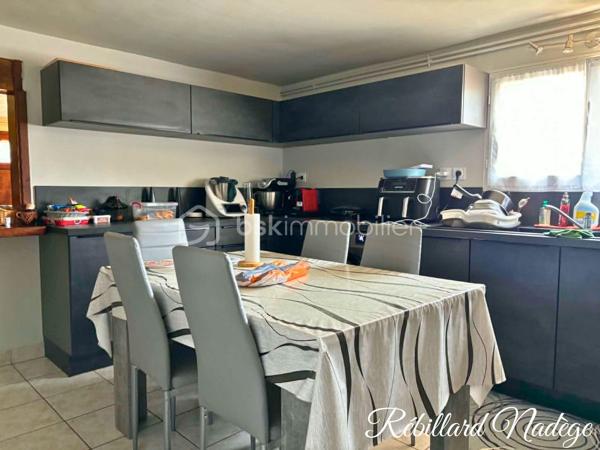 ** Maison familiale de 186 m2 sur trois niveaux à Saint-Martin-du-Tertre. **

* Sous-sol aménagé en studio :
- Un beau salon ouvert sur une grande cuisine équipée.
- Une salle d’eau avec douche à l’italienne et wc.

* Premier étage : 
- Un salon spacieux, ouvert sur un balcon-terrasse, avec une cheminée .
- Deux  belles chambres. 
- Une salle de bain et wc séparé.

* Dernier étage : 
- Deux grandes chambres supplémentaires.
- Possibilité de remettre un wc.

* Grand garage, cave attenante et abris servant de petite cuisine d'été.

* Chauffage gaz, split chauffage/climatisation dans le salon au premier étage.

** Emplacement idéal, proche des commerces, écoles et gare **