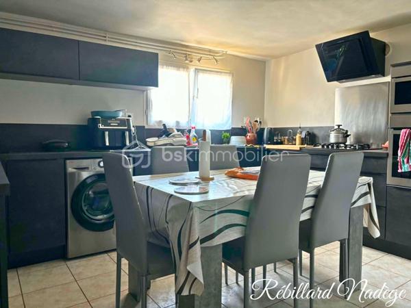 ** Maison familiale de 186 m2 sur trois niveaux à Saint-Martin-du-Tertre. **

* Sous-sol aménagé en studio :
- Un beau salon ouvert sur une grande cuisine équipée.
- Une salle d’eau avec douche à l’italienne et wc.

* Premier étage : 
- Un salon spacieux, ouvert sur un balcon-terrasse, avec une cheminée .
- Deux  belles chambres. 
- Une salle de bain et wc séparé.

* Dernier étage : 
- Deux grandes chambres supplémentaires.
- Possibilité de remettre un wc.

* Grand garage, cave attenante et abris servant de petite cuisine d'été.

* Chauffage gaz, split chauffage/climatisation dans le salon au premier étage.

** Emplacement idéal, proche des commerces, écoles et gare **