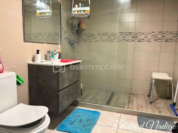 ** Maison familiale de 186 m2 sur trois niveaux à Saint-Martin-du-Tertre. **

* Sous-sol aménagé en studio :
- Un beau salon ouvert sur une grande cuisine équipée.
- Une salle d’eau avec douche à l’italienne et wc.

* Premier étage : 
- Un salon spacieux, ouvert sur un balcon-terrasse, avec une cheminée .
- Deux  belles chambres. 
- Une salle de bain et wc séparé.

* Dernier étage : 
- Deux grandes chambres supplémentaires.
- Possibilité de remettre un wc.

* Grand garage, cave attenante et abris servant de petite cuisine d'été.

* Chauffage gaz, split chauffage/climatisation dans le salon au premier étage.

** Emplacement idéal, proche des commerces, écoles et gare **