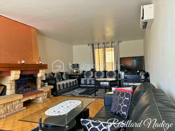 ** Maison familiale de 186 m2 sur trois niveaux à Saint-Martin-du-Tertre. **

* Sous-sol aménagé en studio :
- Un beau salon ouvert sur une grande cuisine équipée.
- Une salle d’eau avec douche à l’italienne et wc.

* Premier étage : 
- Un salon spacieux, ouvert sur un balcon-terrasse, avec une cheminée .
- Deux  belles chambres. 
- Une salle de bain et wc séparé.

* Dernier étage : 
- Deux grandes chambres supplémentaires.
- Possibilité de remettre un wc.

* Grand garage, cave attenante et abris servant de petite cuisine d'été.

* Chauffage gaz, split chauffage/climatisation dans le salon au premier étage.

** Emplacement idéal, proche des commerces, écoles et gare **