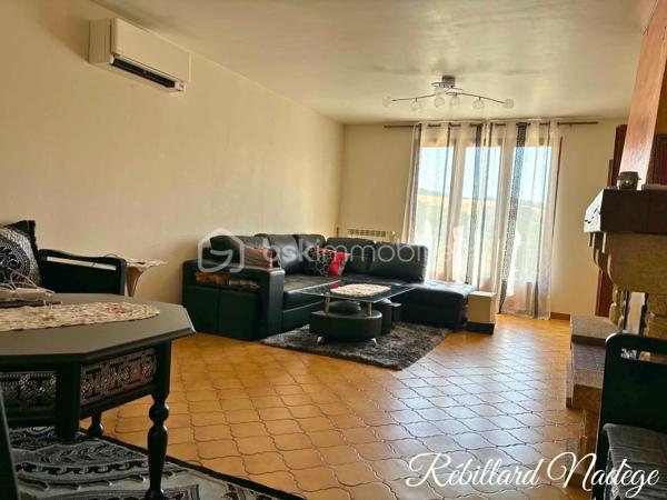 ** Maison familiale de 186 m2 sur trois niveaux à Saint-Martin-du-Tertre. **

* Sous-sol aménagé en studio :
- Un beau salon ouvert sur une grande cuisine équipée.
- Une salle d’eau avec douche à l’italienne et wc.

* Premier étage : 
- Un salon spacieux, ouvert sur un balcon-terrasse, avec une cheminée .
- Deux  belles chambres. 
- Une salle de bain et wc séparé.

* Dernier étage : 
- Deux grandes chambres supplémentaires.
- Possibilité de remettre un wc.

* Grand garage, cave attenante et abris servant de petite cuisine d'été.

* Chauffage gaz, split chauffage/climatisation dans le salon au premier étage.

** Emplacement idéal, proche des commerces, écoles et gare **