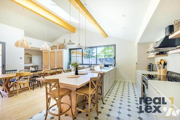 CHARBONNIÈRES-LES-BAINS – Maison d’architecte 2025 – 6 pièces - 188 m² – Piscine -  norme RE 2020